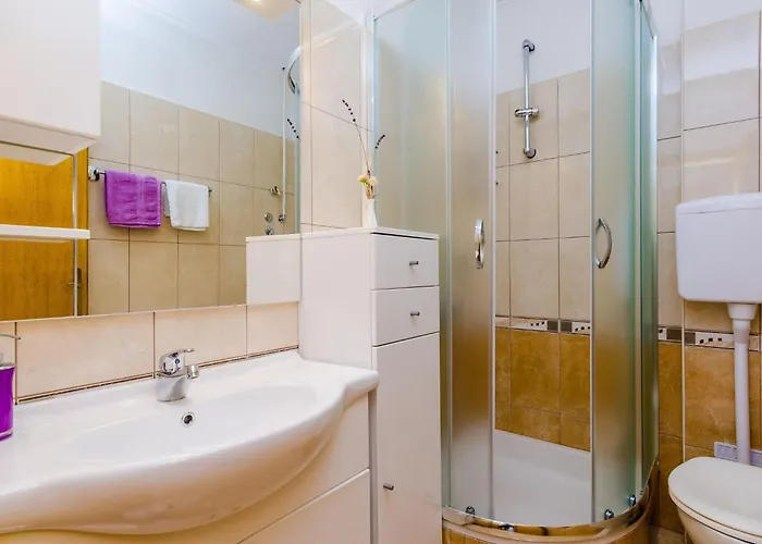 & Ma Din - One Bedroom With Balcony And Sea View 슬라노