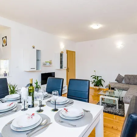 & Ma Din - One Bedroom With Balcony And Sea View Apartman *