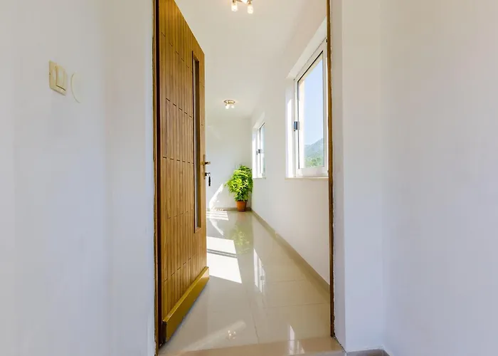 & Ma Din - One Bedroom With Balcony And Sea View