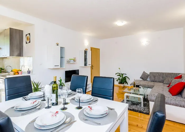 & Ma Din - One Bedroom With Balcony And Sea View Apartment *